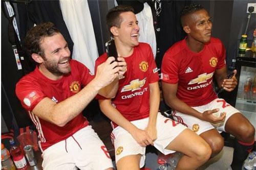 CHÍNH THỨC: M.U chia tay 15 cầu thủ