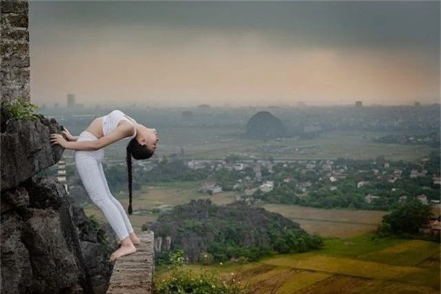 Ấn tượng bộ ảnh yoga tại Hang Múa của mẫu nhí Sài thành - 9