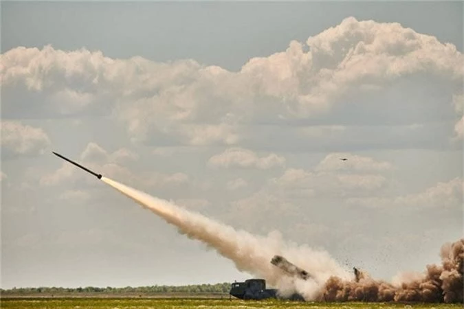 Can canh sieu rocket Ukraine ban xa 130km khien Nga “lanh gay”