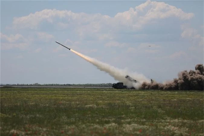 Can canh sieu rocket Ukraine ban xa 130km khien Nga “lanh gay”-Hinh-4