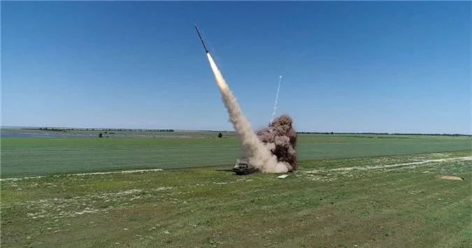 Can canh sieu rocket Ukraine ban xa 130km khien Nga “lanh gay”-Hinh-8