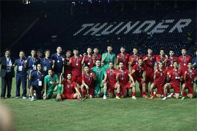Đội tuyển Việt Nam rạng rỡ với tấm HCB King’s Cup 2019 - 1