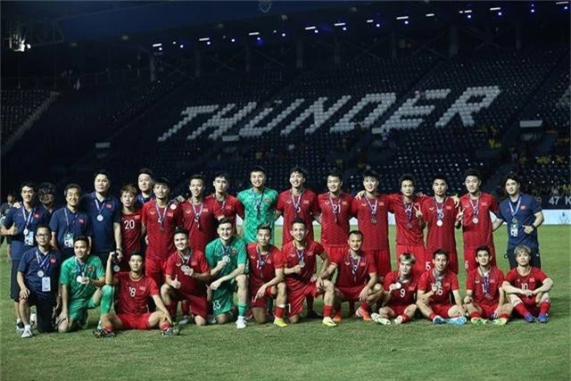Đội tuyển Việt Nam rạng rỡ với tấm HCB King’s Cup 2019 - 2