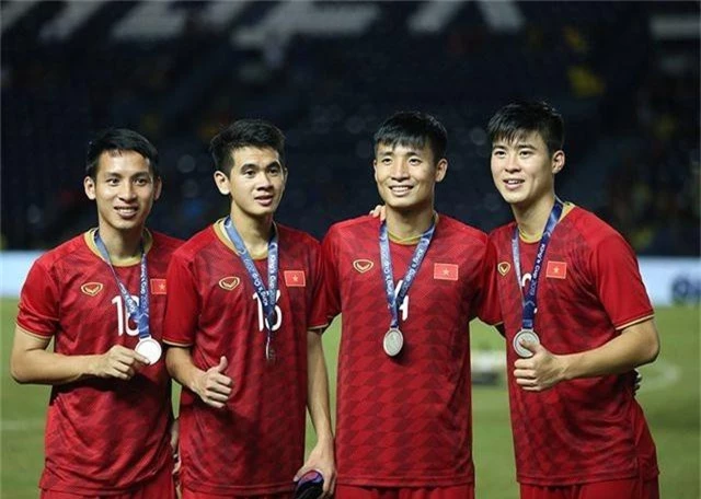 Đội tuyển Việt Nam rạng rỡ với tấm HCB King’s Cup 2019 - 5