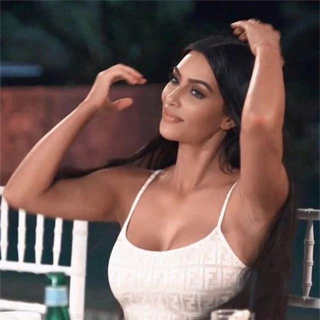 Kim Kardashian mặc táo bạo ra phố - 10