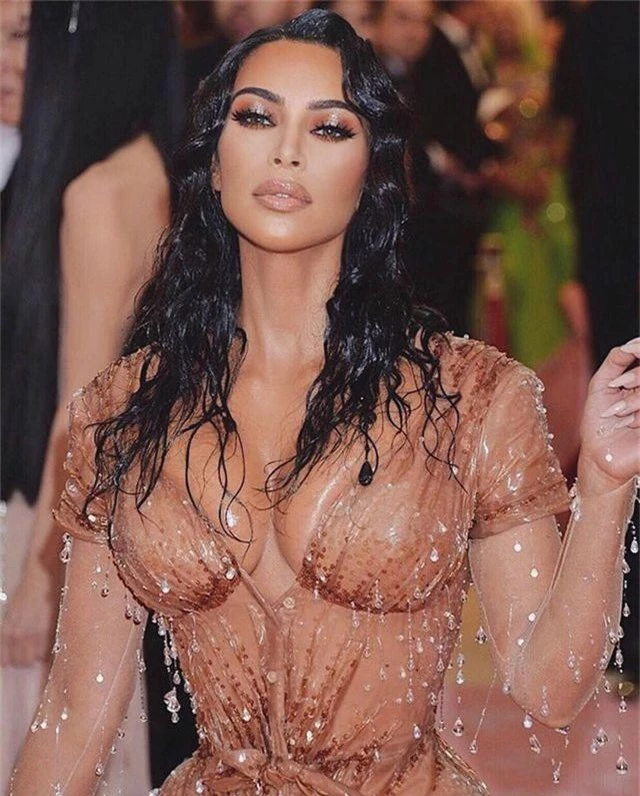 Kim Kardashian mặc táo bạo ra phố - 8