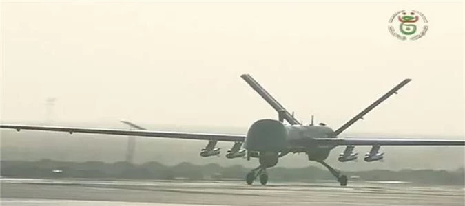La: UAV Trung Quoc “ke vai chien dau” voi Su-30-Hinh-4