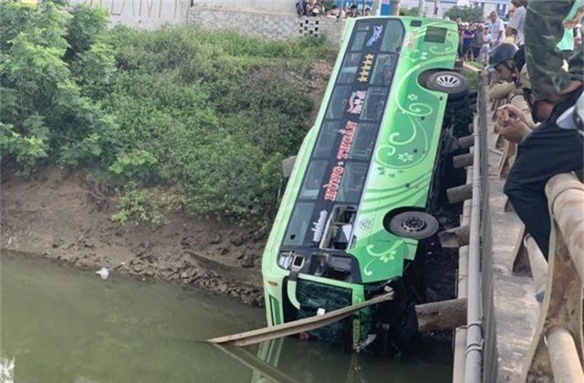 Tạm giam tài xế xe khách lao xuống sông khiến 2 người chết - 1