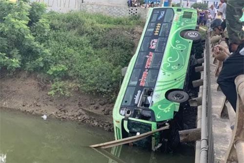 Tạm giam tài xế xe khách lao xuống sông khiến 2 người chết