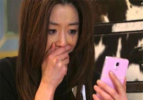 Vợ đi công tác kiểm tra con qua camera ngờ đâu lại phát hiện chồng làm một việc ghê tởm như thế ngay trước mặt con