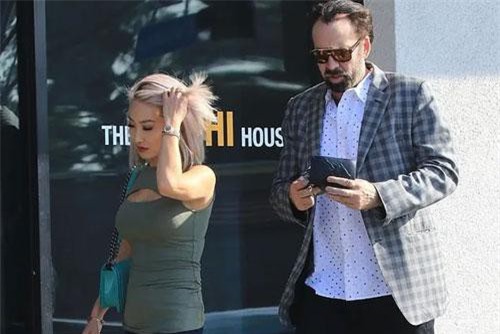 Nicolas Cage đi mua sắm với vợ ba sau khi chia tay vợ tư