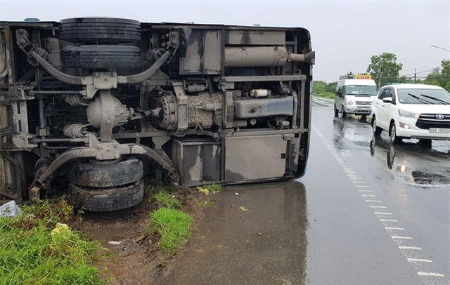 Sóc Trăng: Xe khách bị lật trong mưa, hành khách hoảng loạn