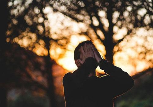 Trở về nhà sau một tuần công tác, vợ nhìn tôi bằng ánh mắt đau đáu, thở dài rồi quay mặt đi trong khi tôi thì giận run người