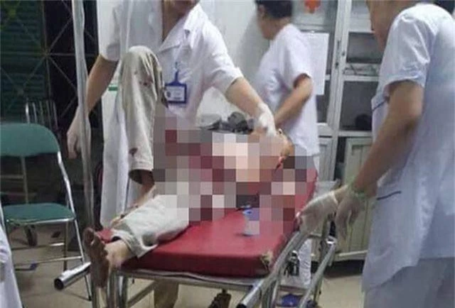 Nạn nhân bị con rể đâm trọng thương, phải nhập viện cấp cứu (Ảnh: CTV).