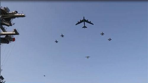 Máy bay B-52 tập trận trên tàu sân bay USS Abraham Lincoln tại vùng biển Ả rập