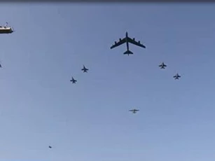 Máy bay B-52 tập trận trên tàu sân bay USS Abraham Lincoln tại vùng biển Ả rập