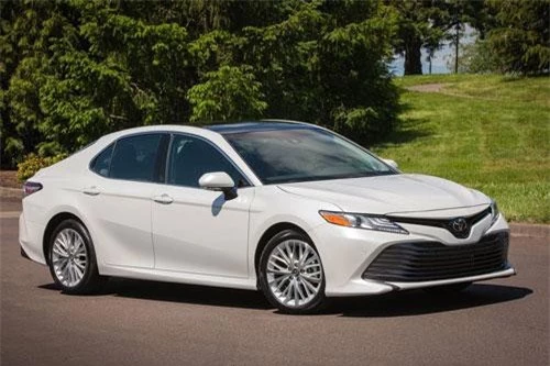 8. Toyota Camry 2019 (giá khởi điểm: 23.945 USD).