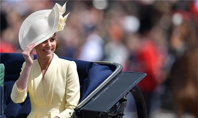Cuộc đụng độ giữa mẹ chồng và 2 nàng dâu hoàng gia: Ngồi chung xe ngựa nhưng mỗi người một kiểu, chú ý nhất là thái độ của bà Camilla - Ảnh 3.