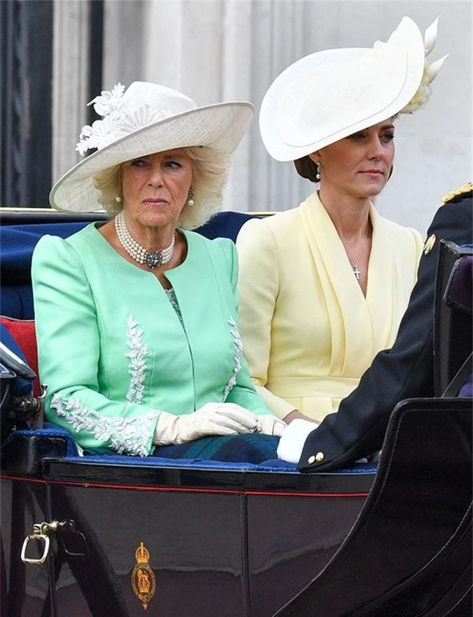 Cuộc đụng độ giữa mẹ chồng và 2 nàng dâu hoàng gia: Ngồi chung xe ngựa nhưng mỗi người một kiểu, chú ý nhất là thái độ của bà Camilla - Ảnh 6.