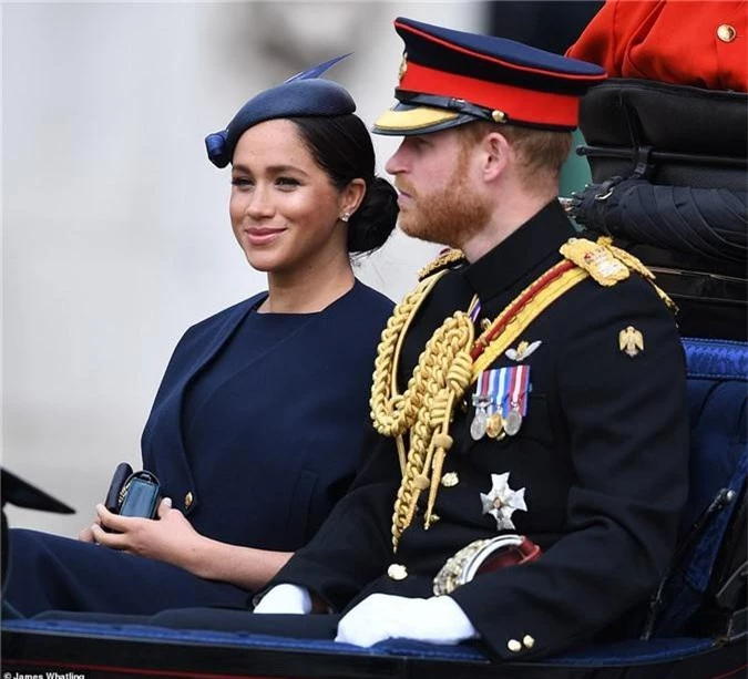 Khoảnh khắc Meghan Markle bị chìm nghỉm, lạc lõng giữa đại gia đình nhà chồng gây chú ý và nguyên do thực sự khiến ai cũng ngỡ ngàng - Ảnh 1.