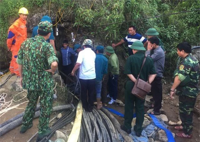 Đã đưa thi thể nạn nhân bị mắc kẹt 10 ngày dưới hang đá ra ngoài - 1