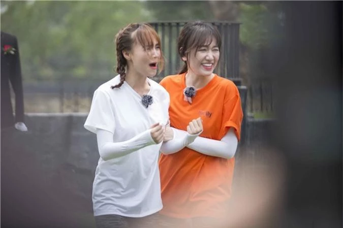 Running Man: Trấn Thành ôm Lan Ngọc, Hari Won "đá đểu" cuộc chơi thì ngắn nhưng cuộc đời thì dài - Ảnh 3.