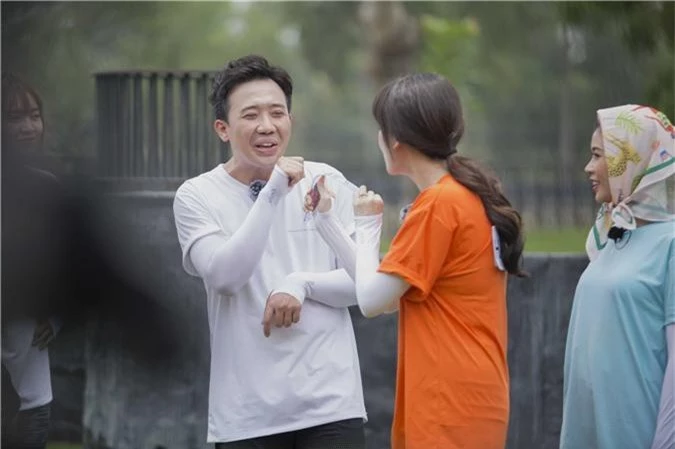 Running Man: Trấn Thành ôm Lan Ngọc, Hari Won "đá đểu" cuộc chơi thì ngắn nhưng cuộc đời thì dài - Ảnh 7.