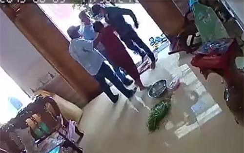 CLIP: Xông vào nhà tấn công phụ nữ để đòi nợ