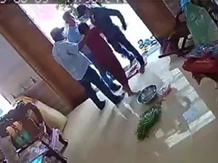 CLIP: Xông vào nhà tấn công phụ nữ để đòi nợ