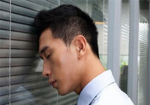 Nửa đêm nghe tiếng khóc ai oán phát ra từ phòng anh trai, tôi đạp cửa xông vào thì chết điếng trước cảnh tượng hãi hùng trước mắt