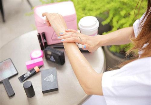 Cứ mắc phải những sai lầm này khi dùng kem chống nắng chỉ khiến da bạn ngày càng sạm đen