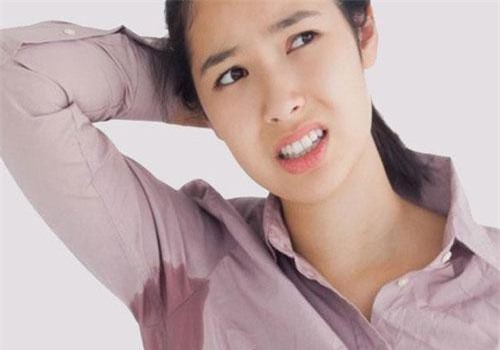 Bí quyết ngăn chặn đổ mồ hôi nhiều dưới cánh tay vào những ngày hè quá nóng bức