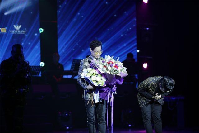 Ngọc Sơn bật khóc trên sân khấu sau 30 năm đi hát