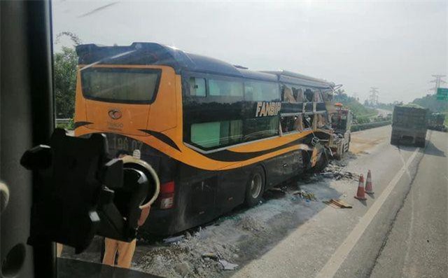 Vĩnh Phúc: 5 người nhập viện sau cú đâm cực mạnh của xe khách vào xe tải