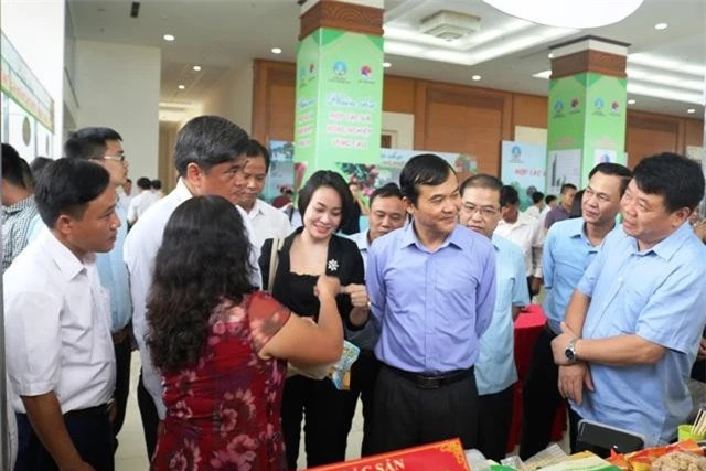 Đại diện Central Group Việt Nam (áo đen ở giữa) trao đổi danh thiếp của nhà cung cấp để nhanh chóng kết nối đưaa hàng vào Big C