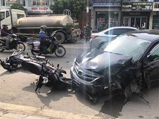 Quảng Ninh: Ô tô con tông đuôi xe bồn, quay compa trên phố, "đốn gục" nhiều xe máy