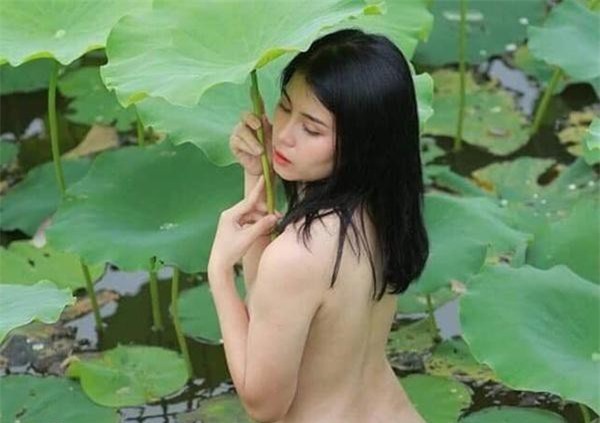 Không ngờ cô gái chụp hình phản cảm ở hồ sen lại là diễn viên đóng 'Siêu quậy' cùng hot girl lộ clip nóng Trâm Anh