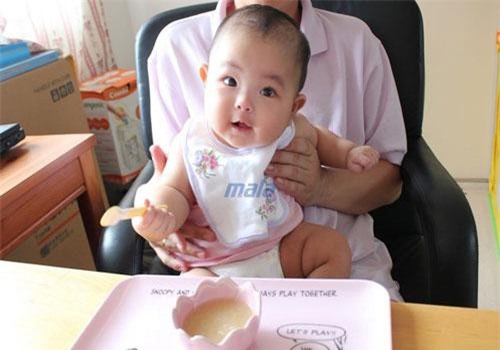 Mẹ khỏi vắt óc suy nghĩ vì đã có ngay khung thực đơn hấp dẫn và đủ chất dành cho bé dưới 1 tuổi