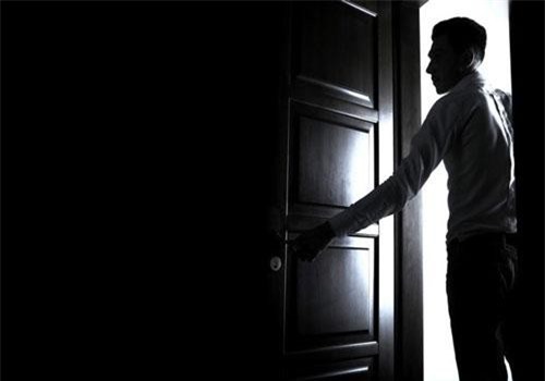 Mỗi đêm khi cánh cửa phòng ngủ khép lại, vợ đưa tôi mảnh chăn mỏng và ra điều kiện khiến tôi nhục nhã cay đắng