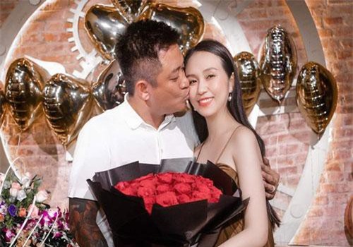 Bà xã Tuấn Hưng khoe nhan sắc xinh đẹp ở những tháng cuối thai kỳ, tiết lộ giới tính con thứ ba sắp sửa chào đời