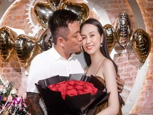Bà xã Tuấn Hưng khoe nhan sắc xinh đẹp ở những tháng cuối thai kỳ, tiết lộ giới tính con thứ ba sắp sửa chào đời