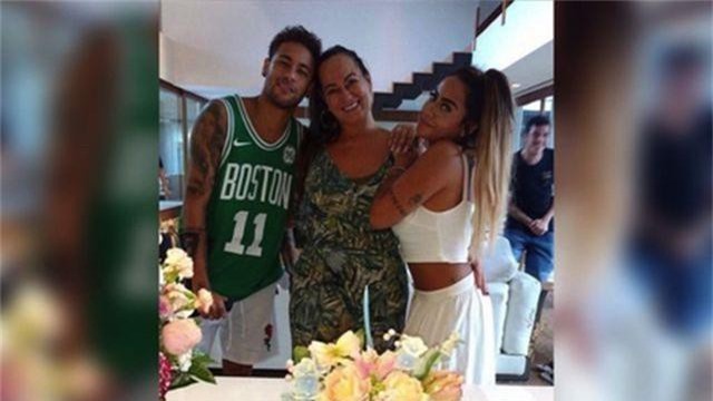 Con trai bị tố hiếp dâm, mẹ Neymar xin tha thứ cho… “nạn nhân”