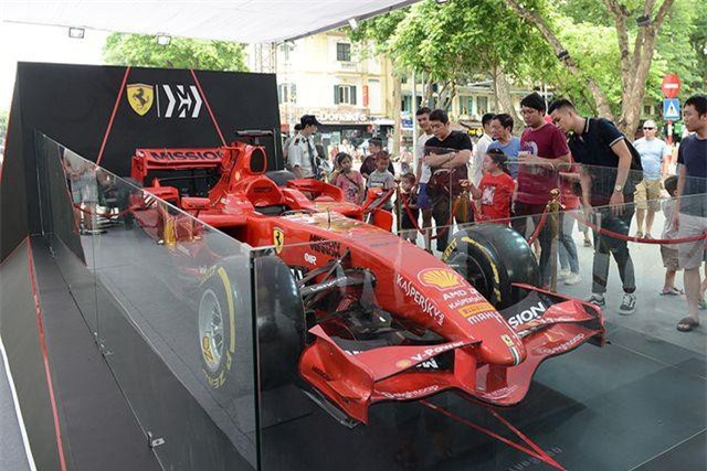 Chiêm ngưỡng siêu xe F1 Ferrari ngay tại Hồ Gươm
