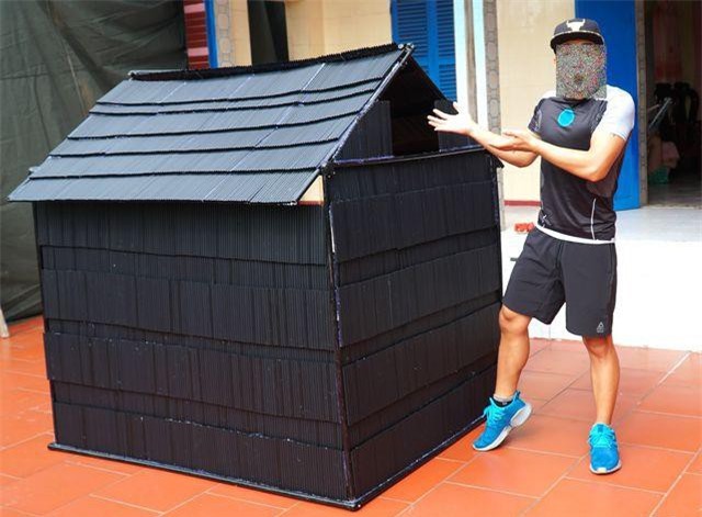 Youtuber Việt gây tranh cãi vì xây nhà bằng 5.000 ống hút nhựa