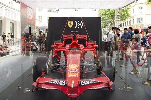 Chiêm ngưỡng siêu xe F1 Ferrari ngay tại Hồ Gươm - 1