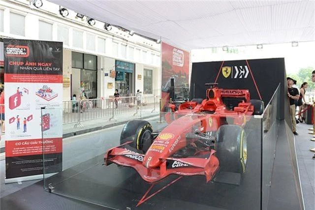 Chiêm ngưỡng siêu xe F1 Ferrari ngay tại Hồ Gươm - 3