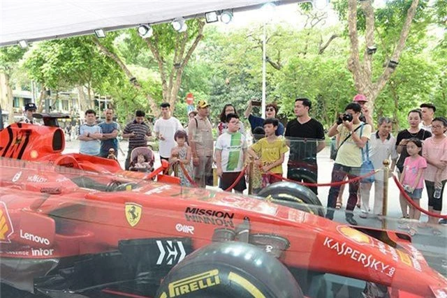 Chiêm ngưỡng siêu xe F1 Ferrari ngay tại Hồ Gươm - 4