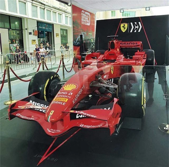 Chiêm ngưỡng siêu xe F1 Ferrari ngay tại Hồ Gươm - 7