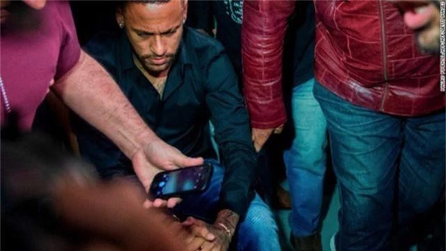 Con trai bị tố hiếp dâm, mẹ Neymar xin tha thứ cho… “nạn nhân” - 3