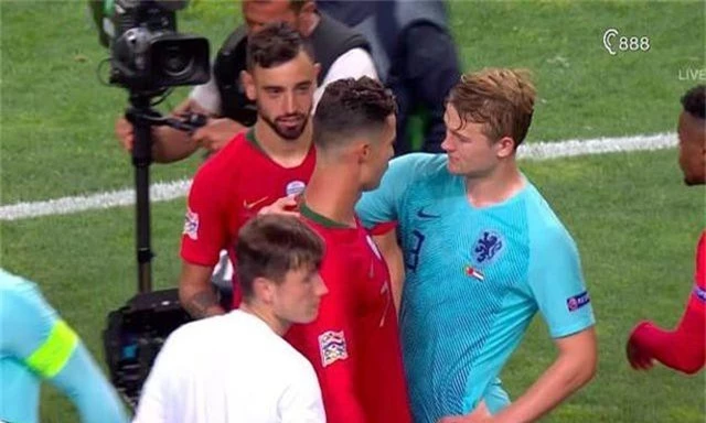 De Ligt sốc vì C.Ronaldo cầu xin anh đến Juventus - 1